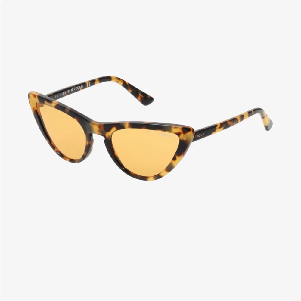VOGUE - Sunglasses 😎 - Picture 7 of 9